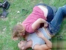 Vídeo de paja de amantes alemanes en la hierba