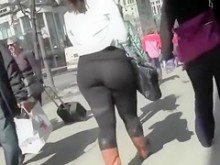 Mujer culona camina por las calles de la ciudad vestida de spandex