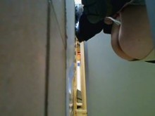 Mi increíble video espía captó a una chica orinando en mujeres