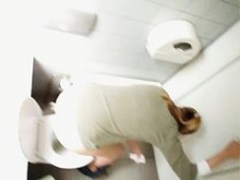 Puta rubia caliente meando en el baño