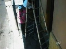Una cámara espontánea presenta a una linda chica con un trasero redondo en la escalera.