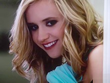 Hermanastra cachonda finge ser la novia de su hermanastro para follárselo