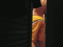 Una sexy deportista se da una ducha vídeo