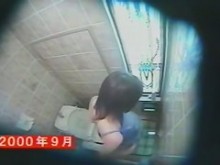 Cámara de masturbación oculta dispara a una chica frotando su coño en un tazón