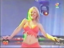 Chicas bailarinas felizmente mostrando sus traseros con movimientos voladores (falsos)