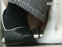 Una oficinista está orinando en el baño común de la oficina mientras orina