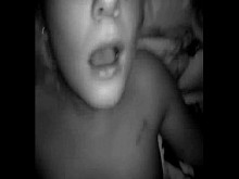 Rubia amateur caliente chupa y folla en casa mientras bebe de una botella