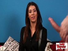 Elegante voyeur inglés habla con un perdedor que se masturba