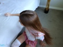 Se folló a una chica con uniforme escolar y se corrió sobre su falda dos veces - Fox Alina