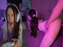 Follando a mi compañera de cuarto mientras juega un videojuego - Anny Walker