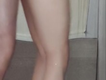 Mi padrastro me graba en la ducha y se mete a follarme , a si mojadita