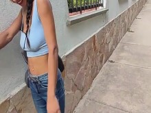 chica caliente se sube a mi auto mostrando el culo.