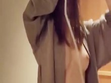 Secarse el cabello después de bañarse (escena de la secadora)