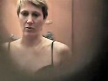 Milf en el vídeo de las tetas pequeñas espiada por el agujero