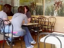 Tanga rosa expuesta en la mesa del café