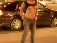 chica desnudándose frente a un club
