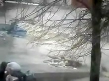 Amiga mira pareja haciendo sexo