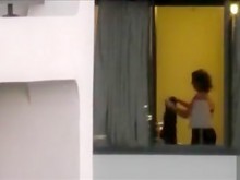 Vecina imponente se cambia de ropa