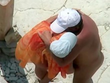 Pareja madura follando en la playa