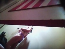 Nena en el vestuario quiere comprar lencería sexy nueva