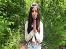 Sexo en público en el bosque con una chica hooligan pintando graffiti