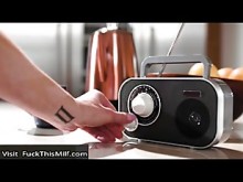 ¡La traviesa MILF Siri Dahl es pillada desnuda en la cocina! ¡El hijastro pervertido la golpeó duro!