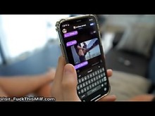 Mi hermanastra la pilló masturbándose y me dejó correrme en sus grandes tetasJlzSD