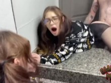 Estiró la boca y el coño de la hermosa Gera Geyn y se corrió en su bonita cara.