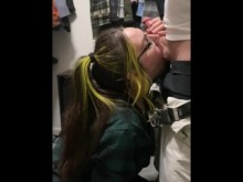 Ella quería que me inmovilizara contra la pared para que no pudiera escapar mientras ella me estrangulaba.