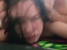 Padrastro se folló a su hijastra mientras ella hablaba con su madre por teléfono