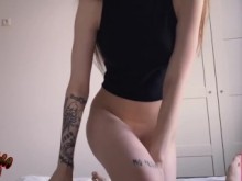 Subió por la ventana para follarse a una vecina caliente mientras su marido estaba en el trabajo porno ruso real