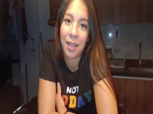 JUEGOS CALIENTES CON MI MADRASTRA - mi madrastra y yo jugamos AL FIN SENTIR COSAS RICAS