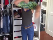 El hijastro de la criada me acaricia el culo, me excito y le pido que me folle.