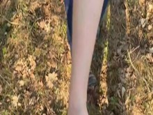 Adolescente atrapada orinando al aire libre se convirtió en mamada y sexo público arriesgado