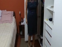 Me levanto el vestido y muestro mi gran culo a los amigos de mi hijastro para que se masturben