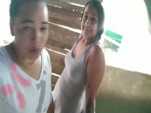 nos desnudamos y nos dimos placer mutuamente en el tanque del vecino ya que no estaba