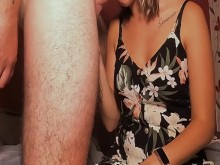 Sub esposa chupa la polla