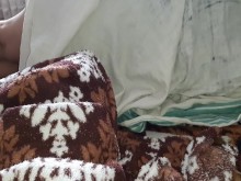 Mi madrastra se acuesta a mi lado mientras me masturbo debajo de la manta y trato de no gritar durante el orgasmo.