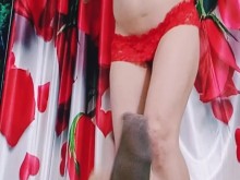 MILF lujuriosa bailando desnuda alrededor de un hombre de la BBC