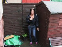 Enormes aldabas, nena en una genuina acción pública debajo de la blusa