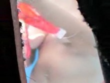 Tratando de arreglar el bikini en la cabaña de la playa, a una chica le espian las tetas