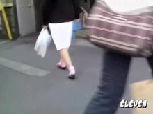 Enfermera japonesa pasea por las calles durante una aventura de pesca con tiburones