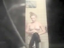 La rubia más hermosa se viste