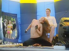 Chica astuta hace un baile erótico en un estudio