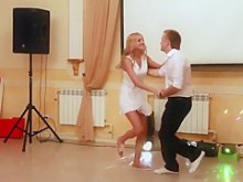 Mirando por debajo de su falda durante un baile