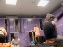 en el vestuario filma cuerpos femeninos