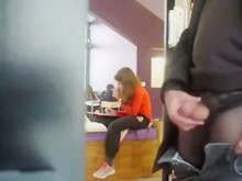 Frotando el pene en la biblioteca