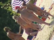 Chicas maduras con traseros sexys se mueven desnudas en la playa