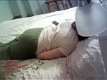 mujer teniendo abanico y atrapada