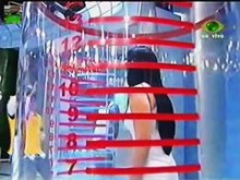 Upskirt morena caliente fumando (falso) en la televisión